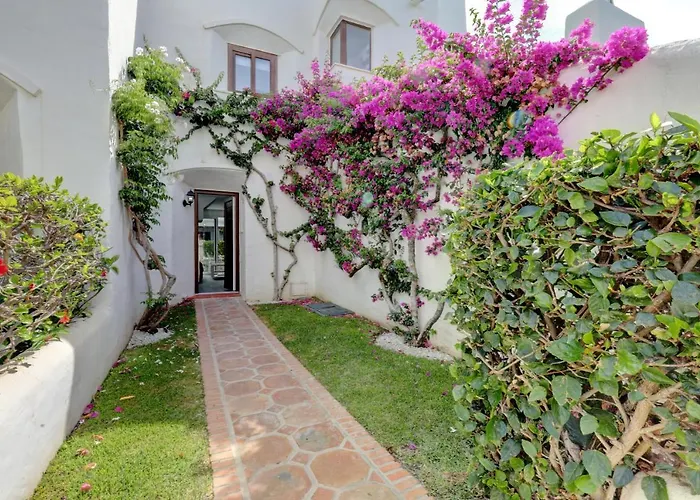 Modern House Only A 3 Minute Walk To The Beach.