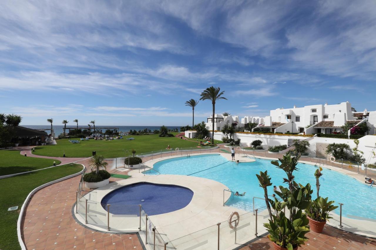 Modern House Only A 3 Minute Walk To The Beach. Apartment Estepona
