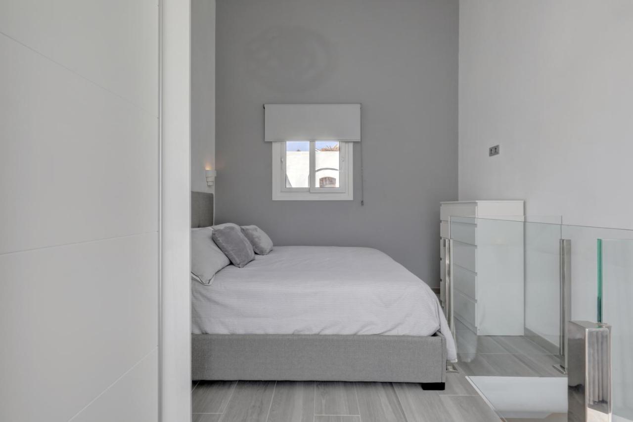 Modern House Only A 3 Minute Walk To The Beach. Apartment