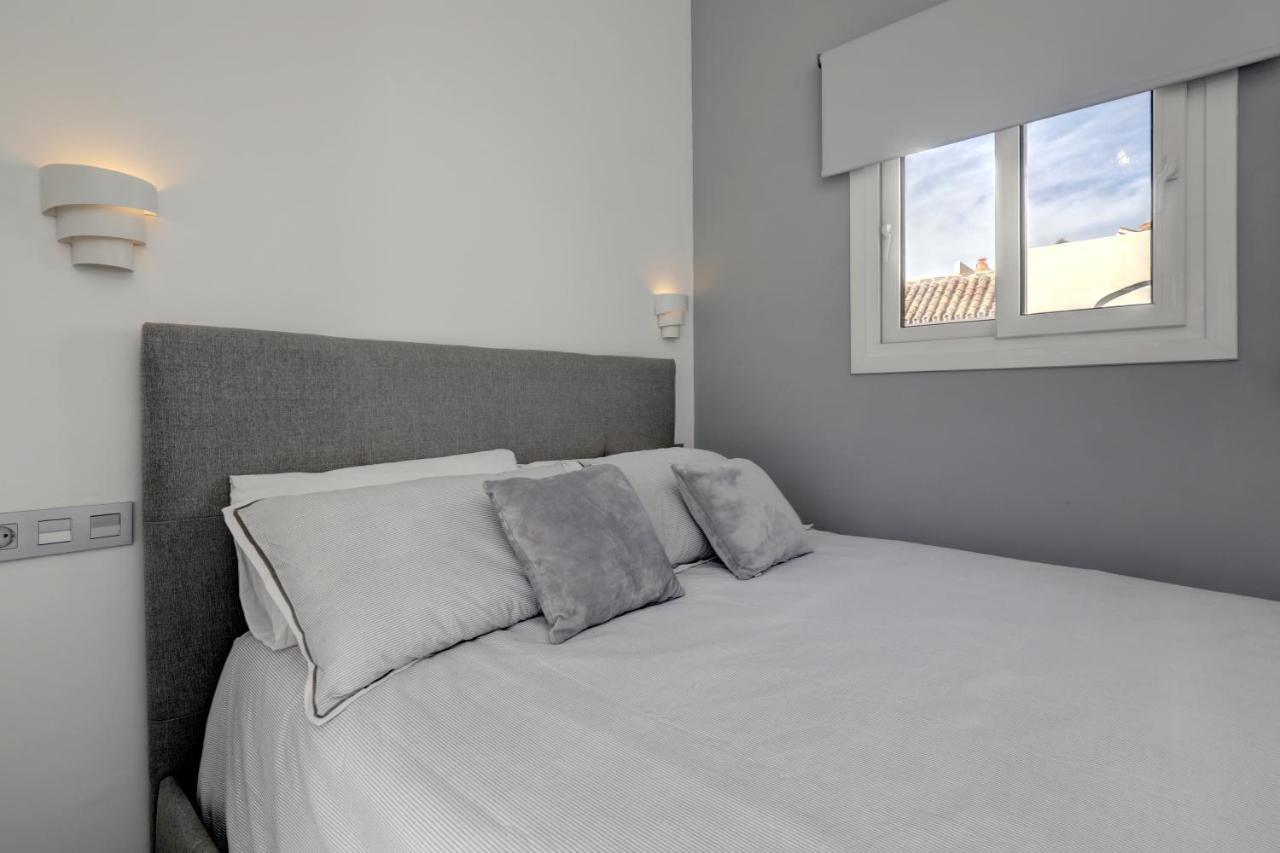 Apartment Modern House Only A 3 Minute Walk To The Beach.