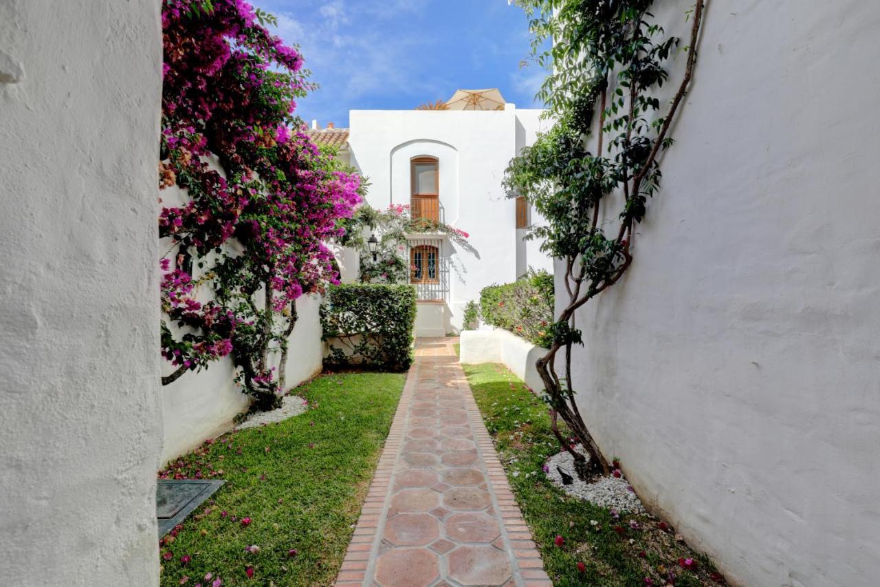 Modern House Only A 3 Minute Walk To The Beach. Apartment Estepona
